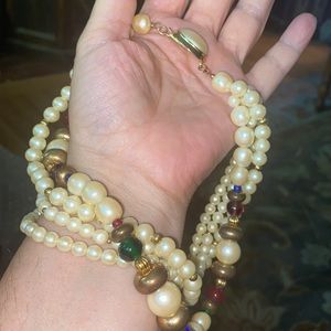 Vintage faux pearl necklace (night stand)